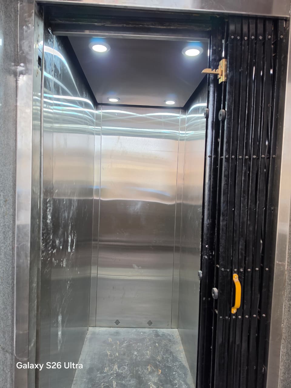 Collapsible Gate Lift with Stainless Steel Cabin